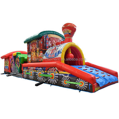 Entreten a los niños con este campo de obstáculos de circo inflable en el parque de diversiones Fun City