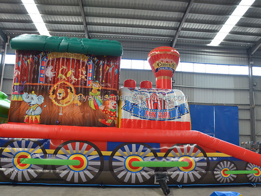 Entreten a los niños con este campo de obstáculos de circo inflable en el parque de diversiones Fun City