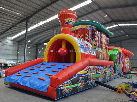 Entreten a los niños con este campo de obstáculos de circo inflable en el parque de diversiones Fun City
