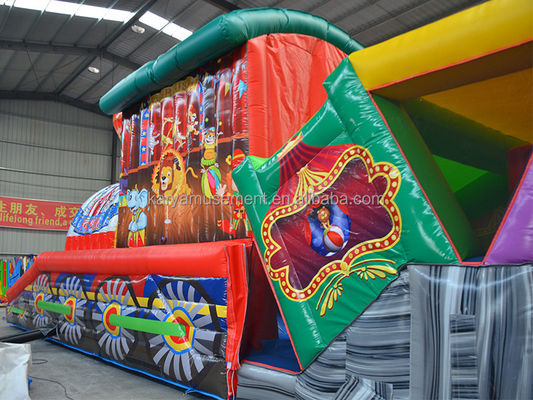 Entreten a los niños con este campo de obstáculos de circo inflable en el parque de diversiones Fun City
