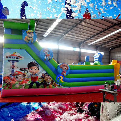 Juegos de fiesta para adultos Patrulla de patas de PVC inflables Salto de castillo deslizamiento con obstáculo