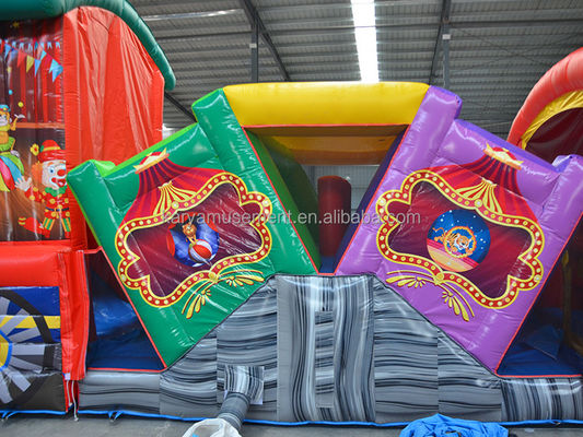 Entreten a los niños con este campo de obstáculos de circo inflable en el parque de diversiones Fun City