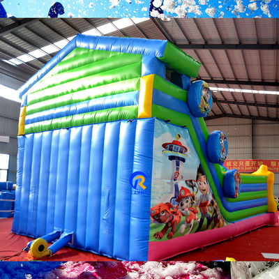 Juegos de fiesta para adultos Patrulla de patas de PVC inflables Salto de castillo deslizamiento con obstáculo