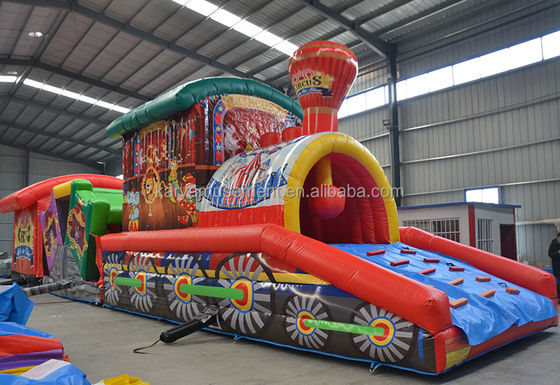 Entreten a los niños con este campo de obstáculos de circo inflable en el parque de diversiones Fun City