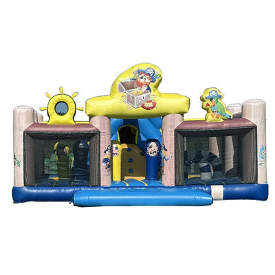 Curso de obstáculos inflable con árbol de escalada