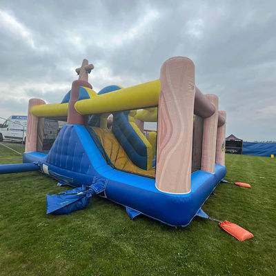 Curso de obstáculos inflable con árbol de escalada