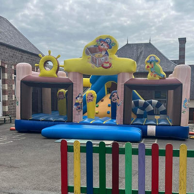 Curso de obstáculos inflable con árbol de escalada