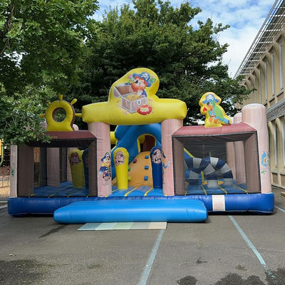 Curso de obstáculos inflable con árbol de escalada