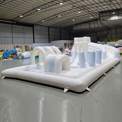 Pvc blanco unisex campo de obstáculos al aire libre inflables equipo de juego suave para niños tobogán de agua inflables con piscina