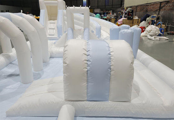 Pvc blanco unisex campo de obstáculos al aire libre inflables equipo de juego suave para niños tobogán de agua inflables con piscina