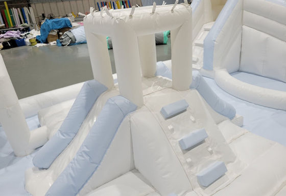 Pvc blanco unisex campo de obstáculos al aire libre inflables equipo de juego suave para niños tobogán de agua inflables con piscina