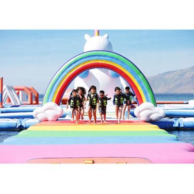 Desata a tu niño interior colorido parque acuático inflable unicornio para toda la familia