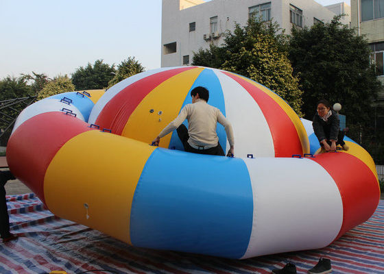 Tamaño del cliente Juegos acuáticos de botes hinchables con capacidad máxima de 100-500 kg
