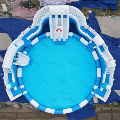 Capacidad máxima 100-500 kg Gran parque acuático inflable del Reino de la Nieve con piscina y toboganes