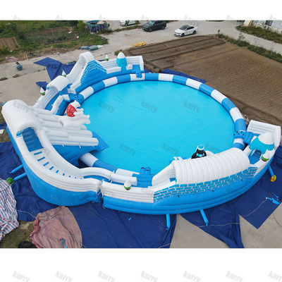 Capacidad máxima 100-500 kg Gran parque acuático inflable del Reino de la Nieve con piscina y toboganes