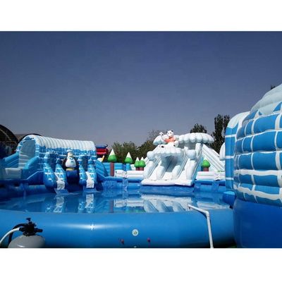 Parque acuático móvil inflable en interiores con piscina de gran tamaño Temática divertida de oso polar
