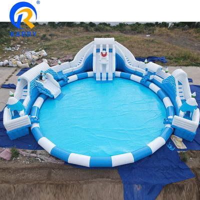 Parque acuático móvil inflable en interiores con piscina de gran tamaño Temática divertida de oso polar