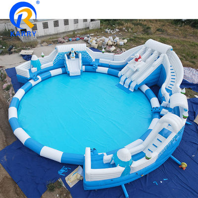 Parque acuático móvil inflable en interiores con piscina de gran tamaño Temática divertida de oso polar
