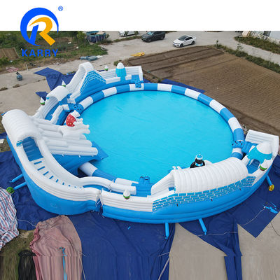 Parque acuático móvil inflable en interiores con piscina de gran tamaño Temática divertida de oso polar