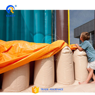 Largos Juegos de obstáculos inflables para adultos y niños en la selva