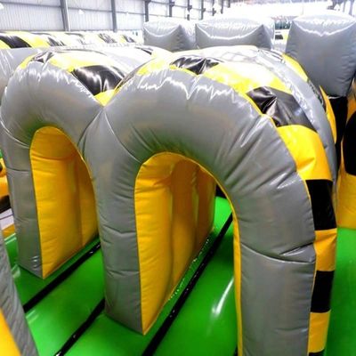 Curso de obstáculos inflables de 30' para adultos y niños Desafío de salto de carrera personalizado