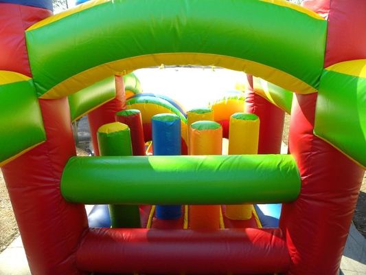 KR-OBS-904-2 Parque de juegos al aire libre Desafío de curso de asalto inflable con arco iris emocionante