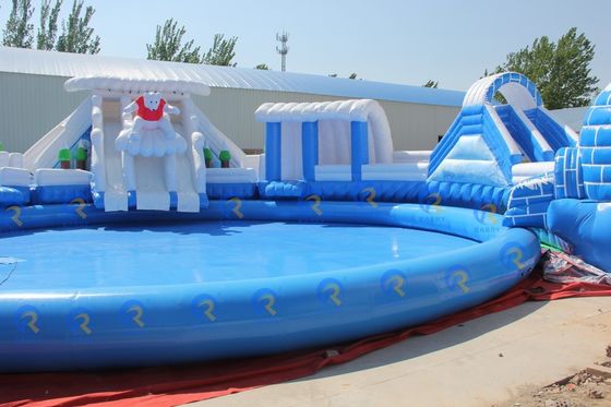 Disfrute de la diversión en el agua interior con tobogán de agua inflable para 5-10 pasajeros y piscina redonda grande