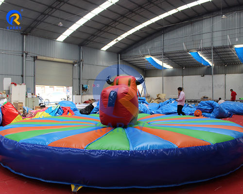 Maquina de montar a toros de rodillos mecánicos de salto comercial montar a toros inflable para adultos