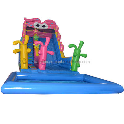 Jardín infantil fiesta trampolín inflable lindo pulpo tobogán acuático y niños juegan piscina