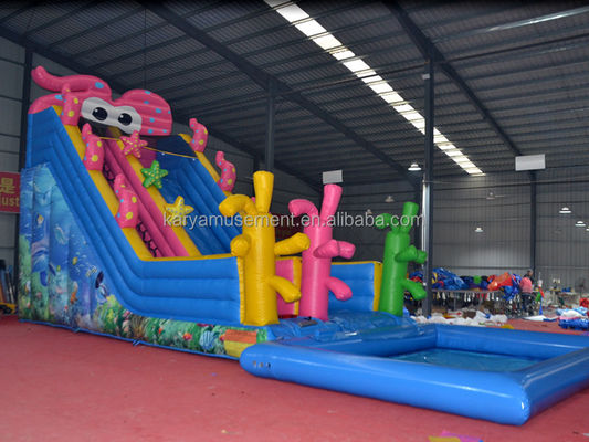 Jardín infantil fiesta trampolín inflable lindo pulpo tobogán acuático y niños juegan piscina