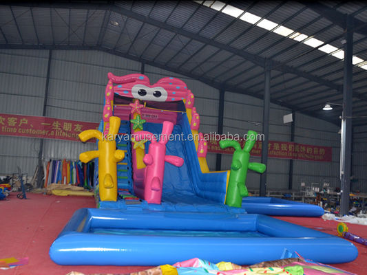 Jardín infantil fiesta trampolín inflable lindo pulpo tobogán acuático y niños juegan piscina
