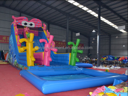 Jardín infantil fiesta trampolín inflable lindo pulpo tobogán acuático y niños juegan piscina