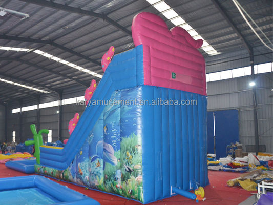 Jardín infantil fiesta trampolín inflable lindo pulpo tobogán acuático y niños juegan piscina