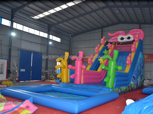 Jardín infantil fiesta trampolín inflable lindo pulpo tobogán acuático y niños juegan piscina