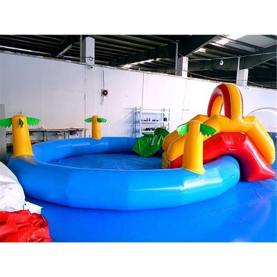 Piscina inflable de colores personalizados flotando para un buen rato