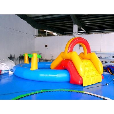 Piscina inflable de colores personalizados flotando para un buen rato