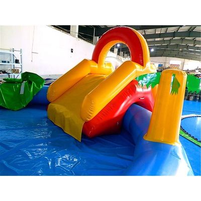 Piscina inflable de colores personalizados flotando para un buen rato