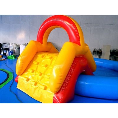 Piscina inflable de colores personalizados flotando para un buen rato