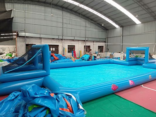 Batir el calor con estilo con nuestra personalizada caca de natación de fútbol inflable