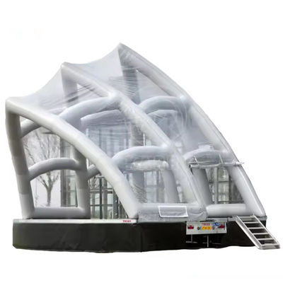Tienda inflable al aire libre en la Ópera de Sydney con diseño blanco y accesorios incluidos