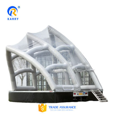 Tienda inflable al aire libre en la Ópera de Sydney con diseño blanco y accesorios incluidos