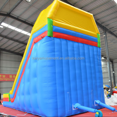 Cuarto trasero tobogán de agua inflable 2 carriles y piscinas niños parque acuático tobogán de juegos