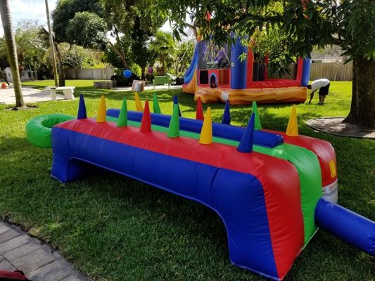 Colorida bola de aire de mesa inflable para el juego de papas calientes interactivo en el alquiler de la fiesta