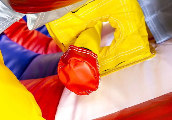 Colorido juego de tiro a blanco de conexión inflable 4 en una fila para desafíos comerciales