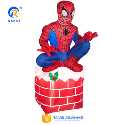 Decoración publicitaria navideña con diseño de Spiderman y esquema de color rojo/blanco
