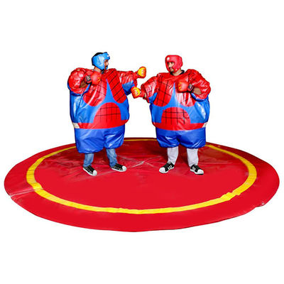 Juego de carnaval para adultos. Trajes de sumo para el patio de juegos.