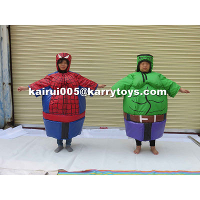 Juego de carnaval para adultos. Trajes de sumo para el patio de juegos.