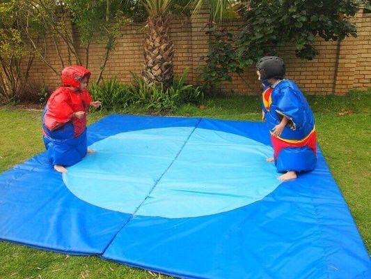Juego de carnaval para adultos. Trajes de sumo para el patio de juegos.