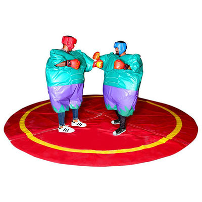 Juego de carnaval para adultos. Trajes de sumo para el patio de juegos.