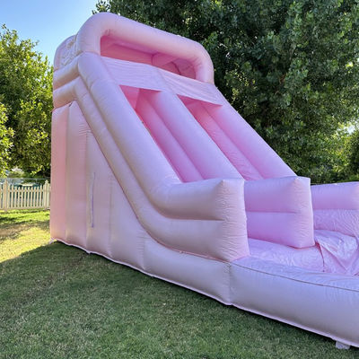 Alquiler comercial de toboganes inflables con salto en la piscina y populares en el mercado